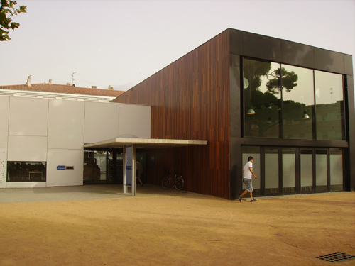 La tertúlia literària es fa a la biblioteca municipal.