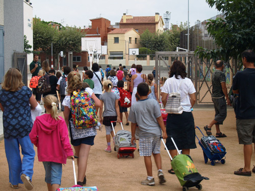 La mainada camí de classe, aquest matí a Palamós.