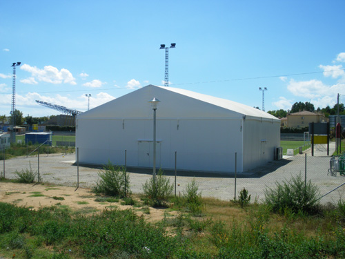 La nova carpa de la zona esportiva.