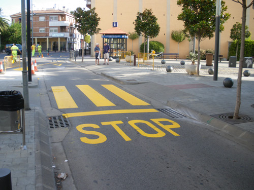 El nou senyal d'stop del final del carrer de Cervantes.