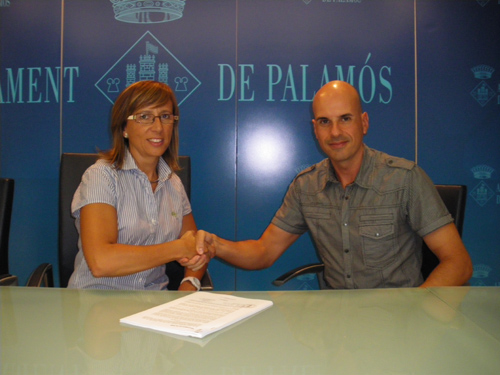 Teresa Ferrés, alcaldessa de Palamós, i Jordi Rodríguez, d'ACAR Produccions SL, després de la firma 

del contracte.