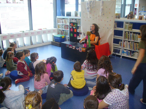Imatge d'arxiu de l'Hora del Conte a la biblioteca municipal.