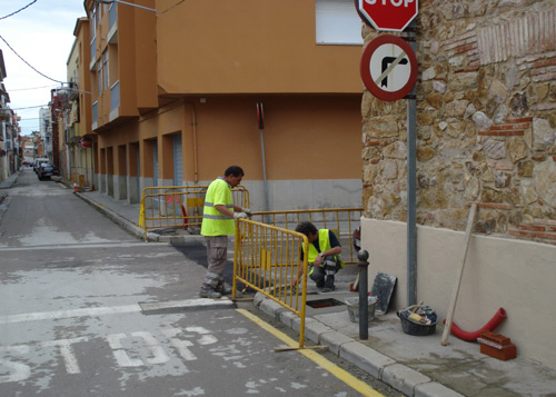 Operaris treballant en el soterrament de les línies.