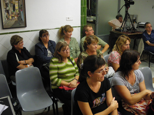 Membres de la comunitat educativa del Vila-romà, ahir al Ple.