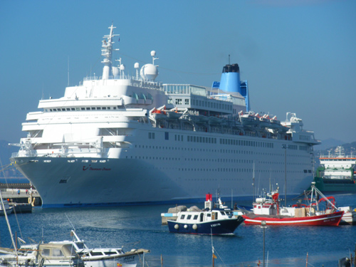 Un creuer al port de Palamós, en una imatge d'aquest estiu.
