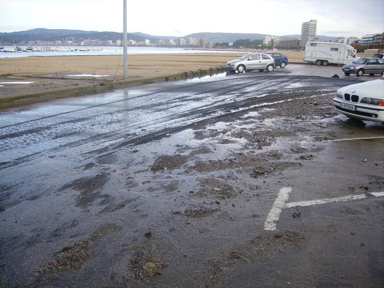 Efectes de la pluja al racó de la platja Gran, en una imatge d'arxiu.