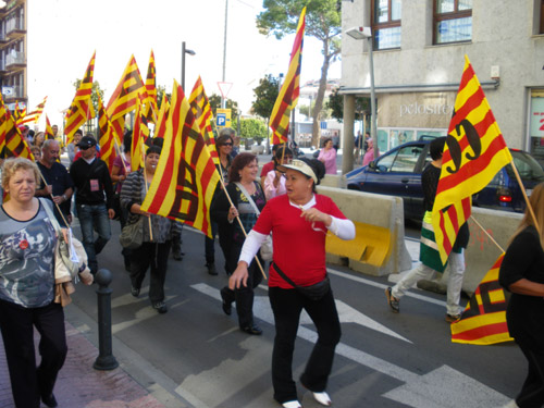 Un moment de la manifestació sindical pels carrers de Palamós.