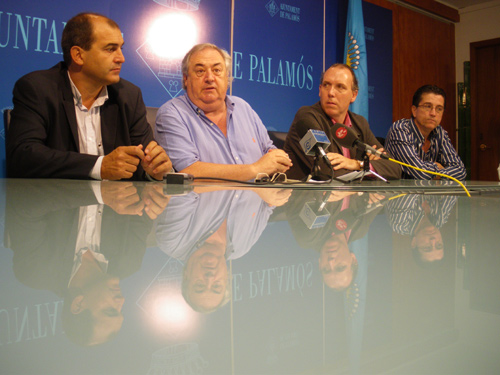 Bachiller i Bartolomé, al centre, amb altres membres del grup, en la roda de premsa d'avui.