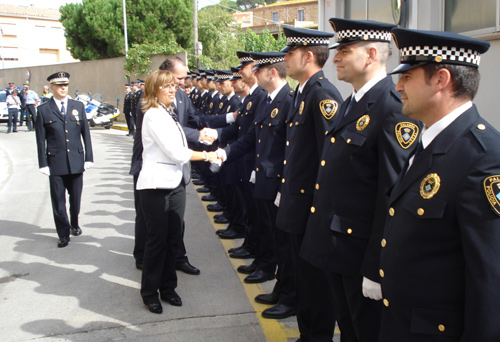 L'alcaldessa Teresa Ferrés i el regidor Bartolomé saluden els membres de la Policia Local, avui.