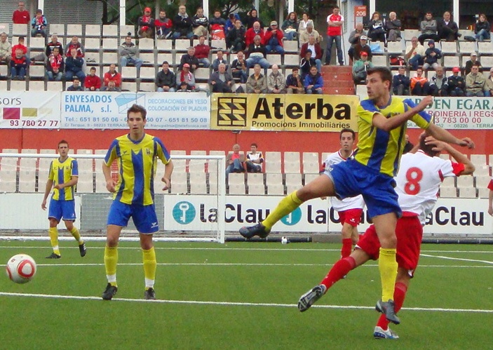 Casagran, en primer terme en una imatge del partit d'avui. Foto: Sergi Cortés (http://perso.wanadoo.es/palamoscf/index.htm)