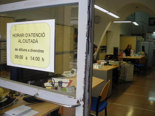Horari d'atenció al públic, a la porta de l'Ajuntament.
