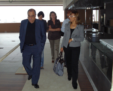 L'alcaldessa Teresa Ferrés i el conseller Nadal, durant la visita que van fer dissabte a l'Espai del Peix.