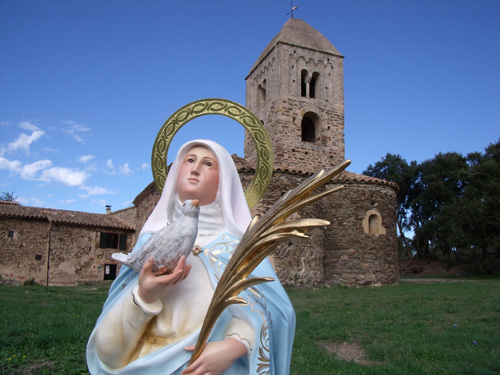 Muntatge fotogràfic amb l'església de Fitor, al fons, i la imatge en primer terme.
