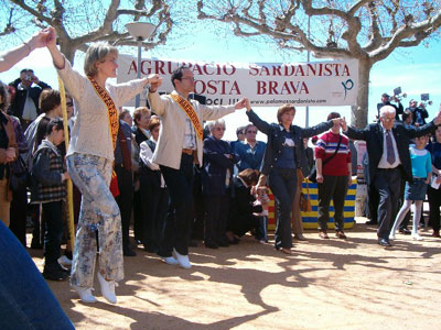 Ballada de sardanes al passeig, en una imatge d'arxiu.