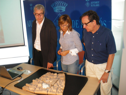 L'arquitecte Jordi Badia, l'alcaldessa Teresa Ferrés, i el regidor Joan Gea, es miren la maqueta del projecte.