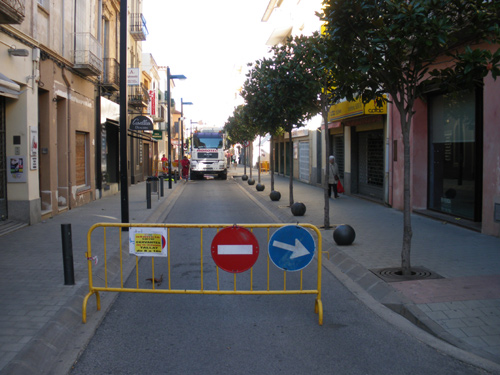 El carrer de Cervantes tallat al trànsit, aquesta tarda.