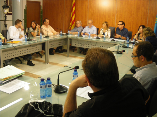 Imatge d'arxiu d'un Ple de l'Ajuntament de Palamós.