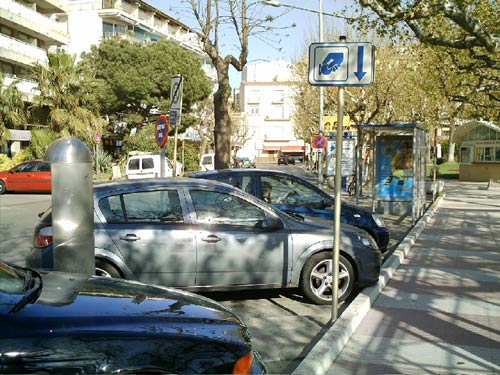 Una zona de blava d'aparcament a Palamós.