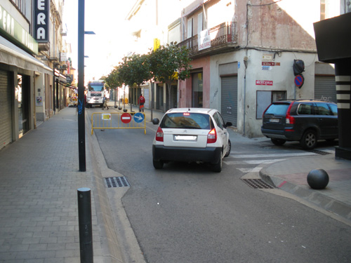 Uns cotxes giren per Josep Fàbrega i Pou, en trobar Cervantes tancat.