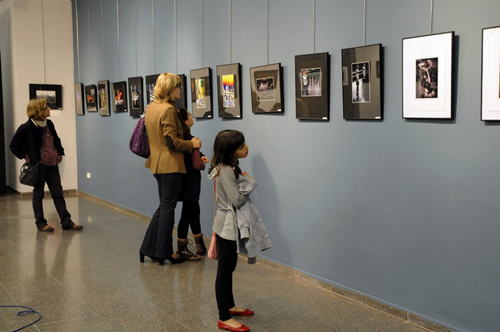 Els primers visitants contemplen les fotografies de la mostra. (Fotografia cedida per Josep Lois).