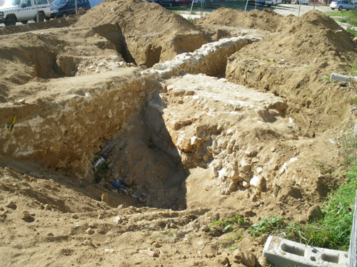 Una part de les defenses que s'han posat al descobert a Les Pites.