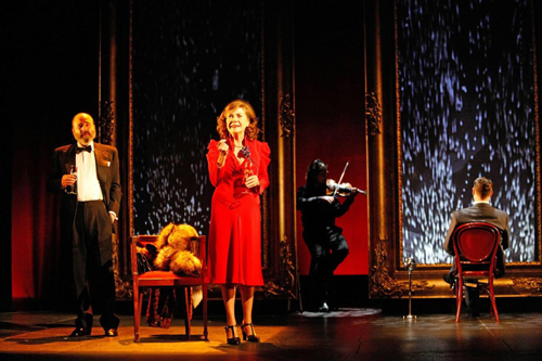 Imatge d'una funció de 'La dona justa', amb Rosa Novell en primer terme.