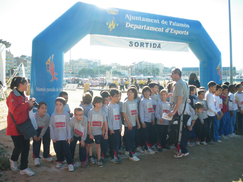Un grup d'escolars, aquest matí, a punt de prendre la sortida.