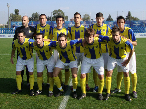 L'equip titular del Palamós CF, ahir a la Ciutat Esportiva de Sant Adrià.