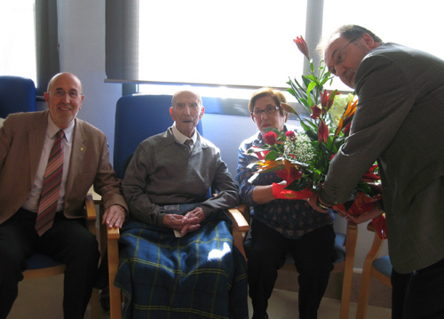 Antonio Pellicer, al centre, amb els seus fills i el regidor Palet.