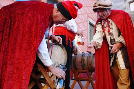 Un dels moments destacats de la Fira, quan enceten les botes de Vi Nou.