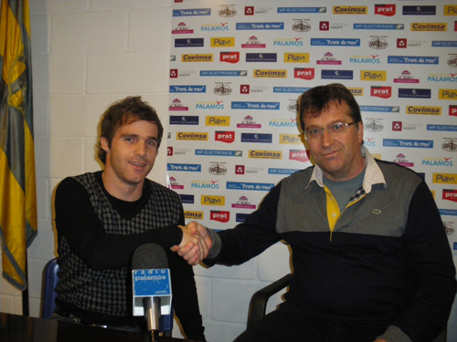 'Vichu' i Juli Torrent el dia de la presentació del jugador.