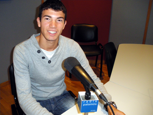 L'atleta, Adel Mechaal, als estudis de Ràdio Palamós.