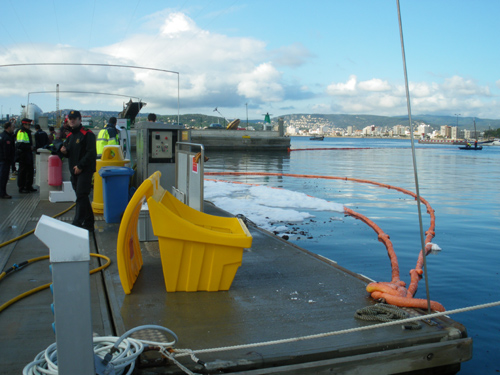 Moment de l'exercici que ha posat a prova els plans d'autoprotecció del port.