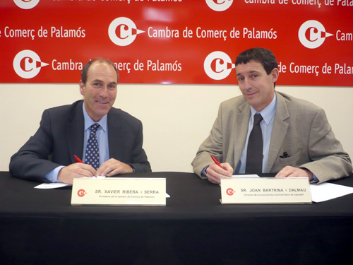 Moment de la firma del conveni entre la Cambra de Comerç de Palamós i el Banc de Sabadell.