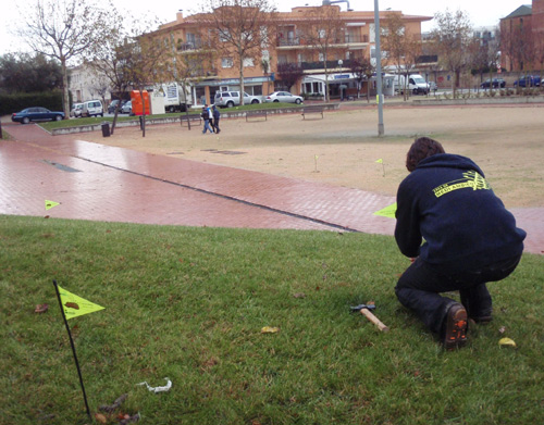 Col·locació de la nova senyalització en una zona verda de Palamós.