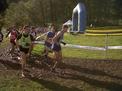 Adel Mechaal, al capdavant del grup, diumenge a Llodio.