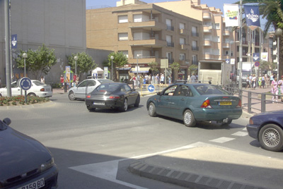 Vehicles circulant pel centre de Palamós, en una imatge d'arxiu.