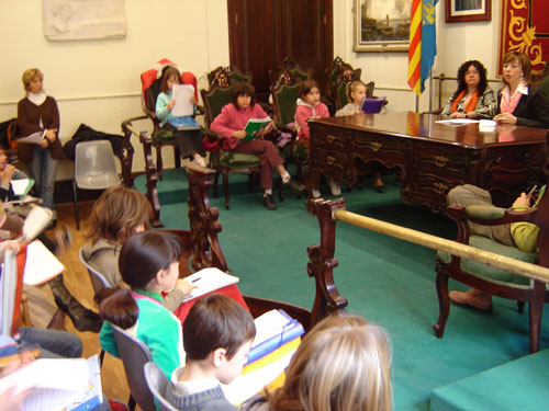 Una visita d'escolars a l'Ajuntament de Palamós.