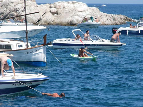 Embarcacions al litoral de l'EIN Castell-Cap Roig, a l'estiu.