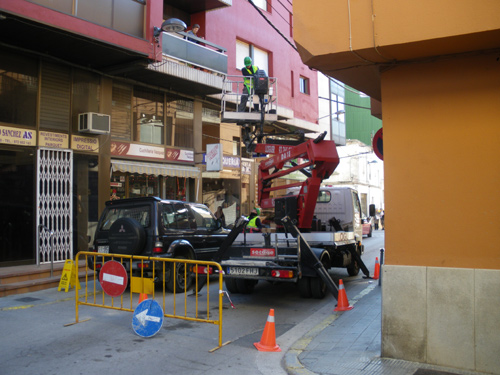 Uns operaris posant lluminàries, aquest matí, al carrer d'Orient.