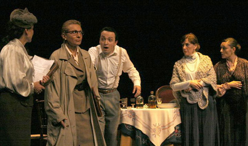Una escena de l'obra 'Arsènic', de Toc de Teatre.