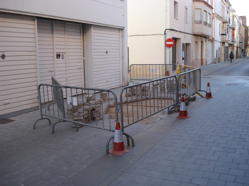 Obres de manteniment del paviment al carrer del Pedró.