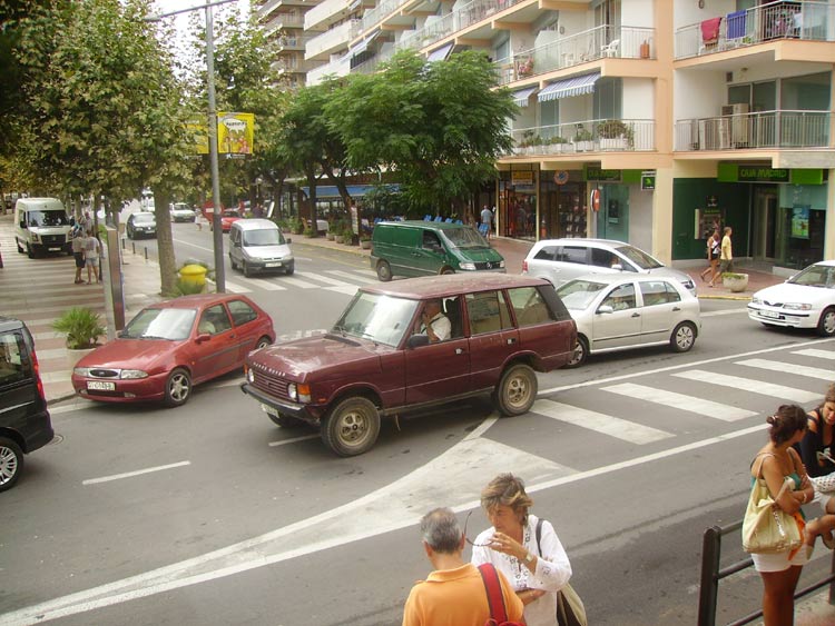 Circulació intensa al centre de Palamós en un dia d'estiu.