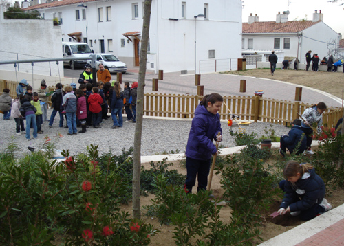 Alumnes de l'escola Vedruna en l'acte d'apadrinament de la plaça de Carme Maristany.