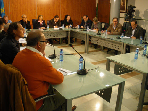En primer terme i a l'esquerra de la imatge, Joan Fontanet i Dani Reixach en una sessió de Ple de l'Ajuntament.