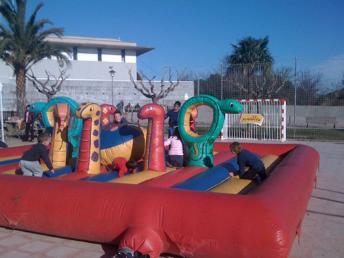 Els infants han pogut jugar avui amb inflables al barri del Tennis.