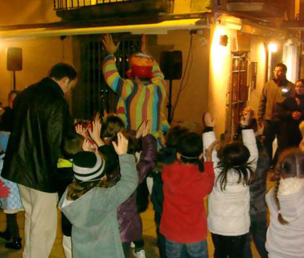Taller de pallassos avui a la plaça de la Vila.