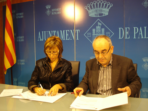 L'alcaldessa ¨Teresa Ferrés i el president de Dipsalut, Josep Marigó, signant el conveni.