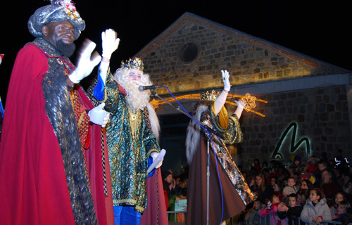 Els tres Reis d'Orient, acabats de desembarcar al port de Palamós. (Fotografia cedida per Joan Serratosa).