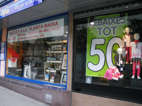 Rebaixes comercials a Palamós, en una instantània d'aquest matí.